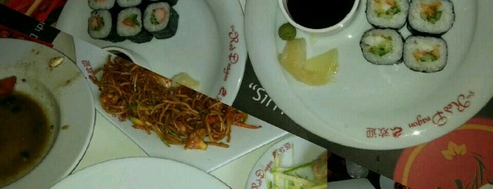 Golden Wok China Restaurant & Sushi is one of สถานที่ที่ Bircan 🐞🐞🐞 ถูกใจ.