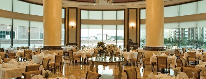 Crowne Plaza Cesni Restaurant is one of Lugares favoritos de H.