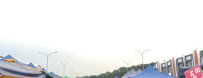 Pasar Malam Puncak Alam is one of Market / Downtown / Uptown.
