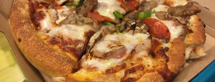 Pizza Hut is one of Lugares favoritos de Dee.