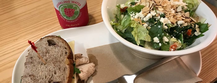 Panera Bread is one of Traceさんのお気に入りスポット.