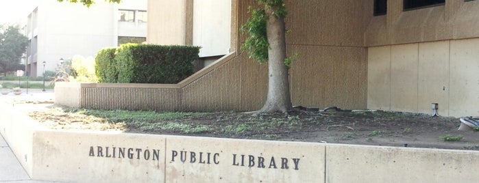 Arlington Public Library is one of Holly'un Beğendiği Mekanlar.