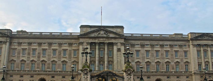 Buckingham Palace is one of London Trip 2012.