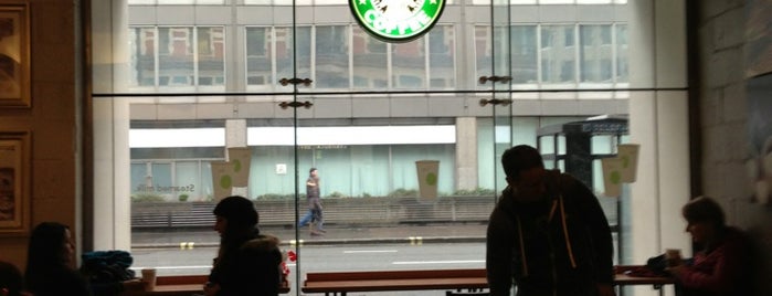 Starbucks is one of Orte, die Henry gefallen.