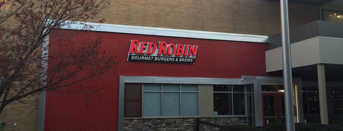 Red Robin Gourmet Burgers and Brews is one of Tempat yang Disukai Phyllis.