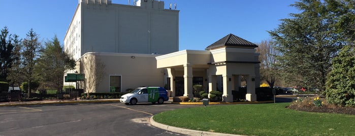 Holiday Inn Express Stony Brook-Long Island is one of สถานที่ที่ Anthony ถูกใจ.