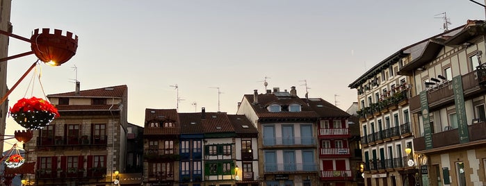 Arma Plaza / Plaza de Armas is one of Donosti.