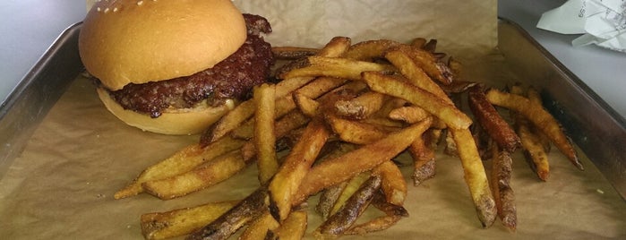 MOOYAH Burgers, Fries & Shakes is one of Claudia'nın Beğendiği Mekanlar.