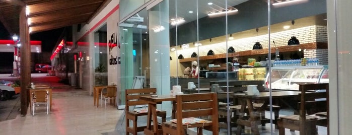 relax cafe & restaurant is one of Locais curtidos por Loresimaqq.