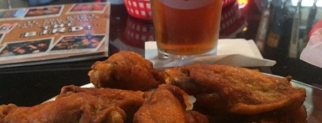 Pluckers Wing Bar is one of Josueさんのお気に入りスポット.