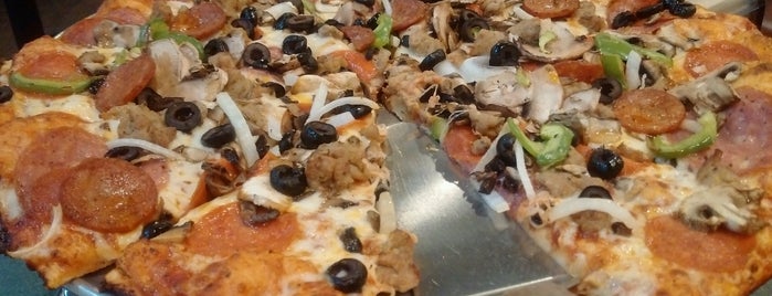 Round Table Pizza is one of Larry 님이 좋아한 장소.