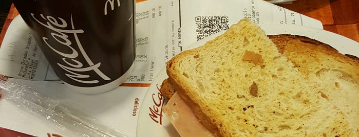 McCafé is one of Caroさんのお気に入りスポット.