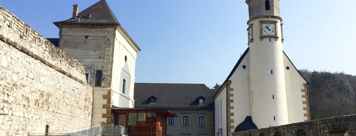 Burg Neuhaus is one of Maik'in Beğendiği Mekanlar.