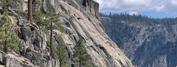 Upper Yosemite Fall is one of สถานที่ที่ Caroline ถูกใจ.