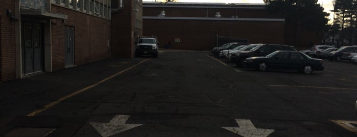 New Brunswick Middle School is one of Orte, die Jeff gefallen.