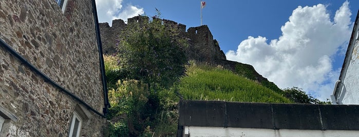 Totnes Castle is one of landmarks.