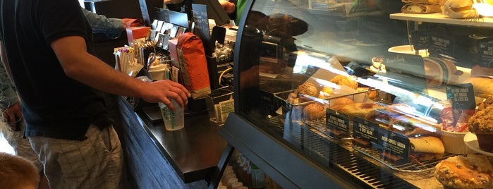 Starbucks is one of Lugares favoritos de Tyler.