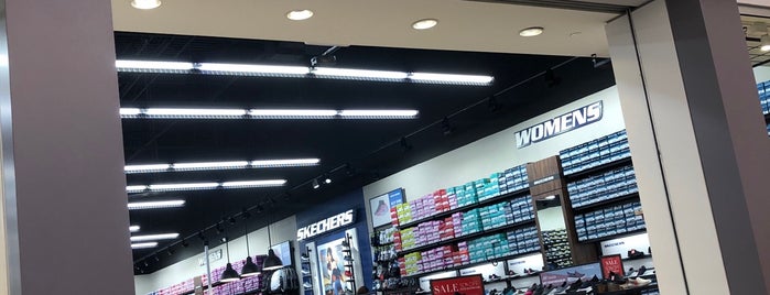 SKECHERS Factory Outlet is one of Locais curtidos por Dan.