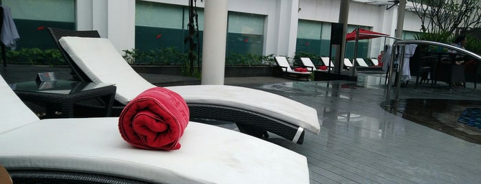Swimming Pool Gran Melia Hotel is one of Tempat yang Disukai George.