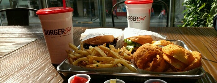 Burger 54 is one of สถานที่ที่ Pablo ถูกใจ.