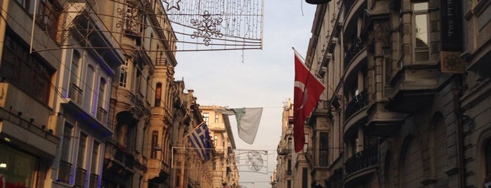 İstiklal Caddesi is one of Rafet'in Beğendiği Mekanlar.