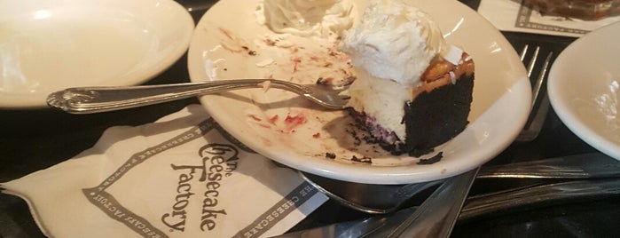 The Cheesecake Factory is one of Lieux qui ont plu à Amra.