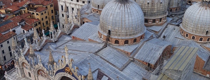 Basilica di San Marco is one of Tempat yang Disukai Mahmut Enes.