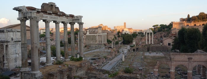 Forum Romawi is one of Tempat yang Disukai Mahmut Enes.