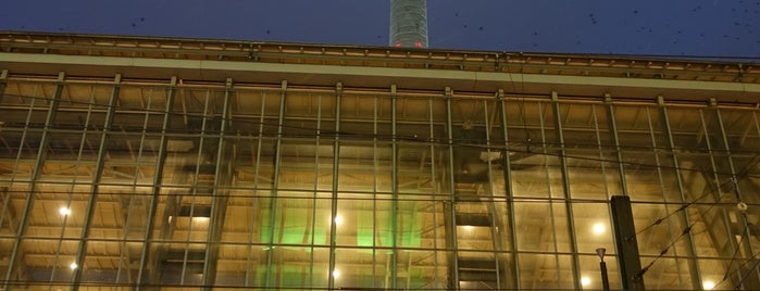 Torre della televisione di Berlino is one of Posti che sono piaciuti a Mahmut Enes.