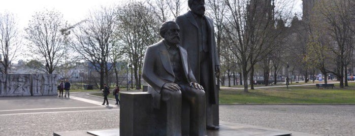 Marx-Engels-Denkmal is one of Lieux qui ont plu à Mahmut Enes.