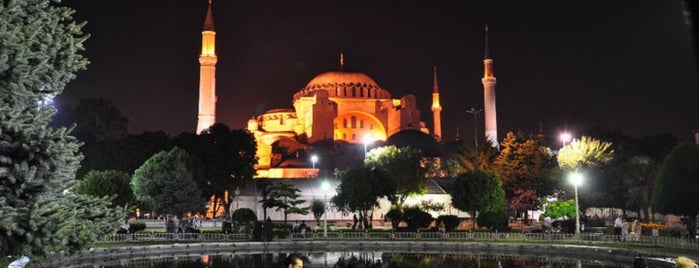 Sultanahmet Meydanı is one of Orte, die Mahmut Enes gefallen.