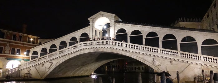 Ponte di Rialto is one of Locais curtidos por Mahmut Enes.