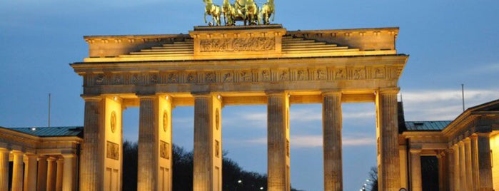 Бранденбургские ворота is one of Mahmut Enes : понравившиеся места.