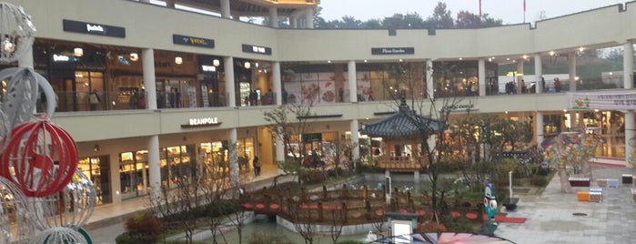 LOTTE OUTLETS is one of Won-Kyung’s Liked Places.