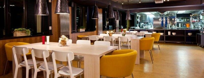 Staff Cafe (GoodWine) is one of Lugares favoritos de Екатерина.