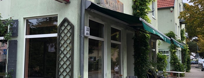 Medoc Cafe+Bistro is one of Lugares favoritos de Michael.
