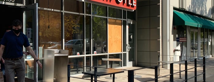 Chipotle Mexican Grill is one of Tempat yang Disukai Jonathan.