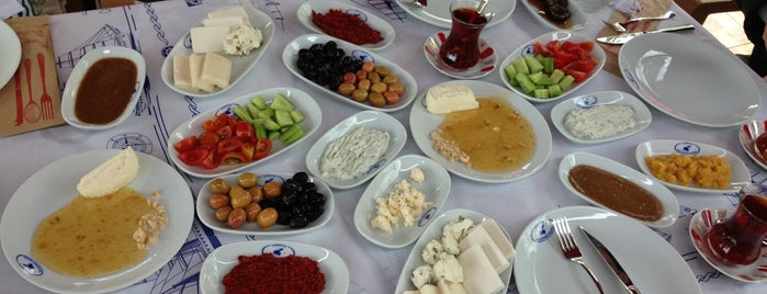 Samatya Van Kahvaltı Salonu is one of Posti che sono piaciuti a Ozgur.