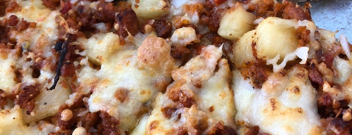 Charly's Pizza is one of Posti che sono piaciuti a Josh.