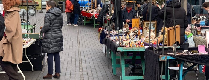 Bermondsey Antiques Market is one of London : to shop.