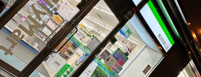 FamilyMart is one of コンビニその２.