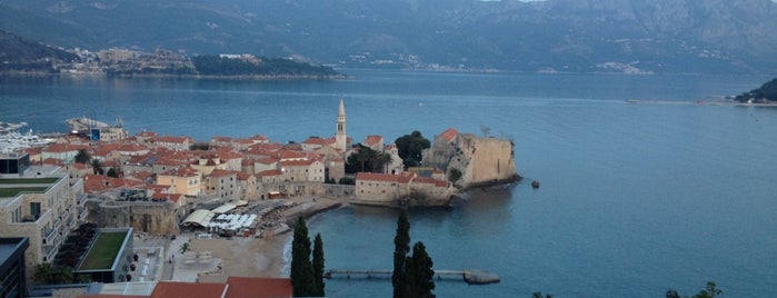 Altstadt Budva is one of Orte, die BURAK gefallen.