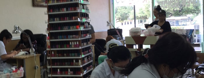 Leon Nails is one of สถานที่ที่ Julie ถูกใจ.