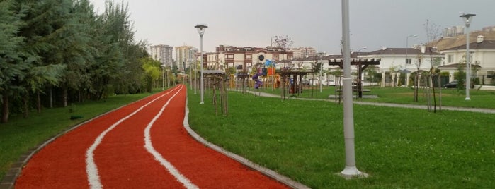 Ömer Lütfi Akad Parkı is one of Locais curtidos por Utku.