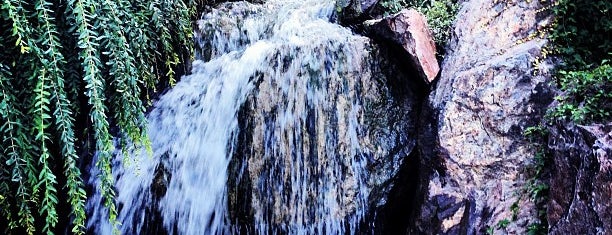 Waterfall Garden is one of Tempat yang Disukai William.