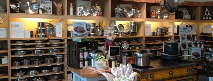 Williams-Sonoma is one of Lugares favoritos de Chester.