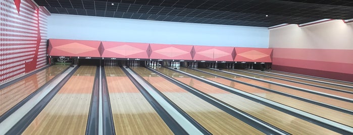 Beloura Bowling is one of places to go.