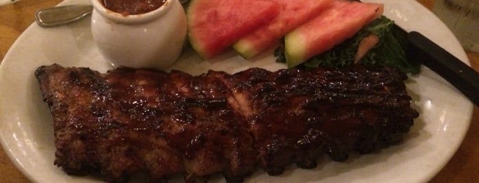 Lucille's Smokehouse Bar-B-Que is one of Lugares favoritos de Jessie.