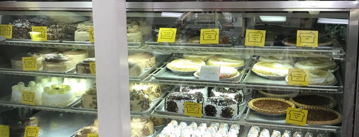 Yellow Cottage Deli & Bakery is one of Lugares favoritos de Missie.