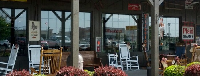 Cracker Barrel Old Country Store is one of Slightly Stoopidさんのお気に入りスポット.